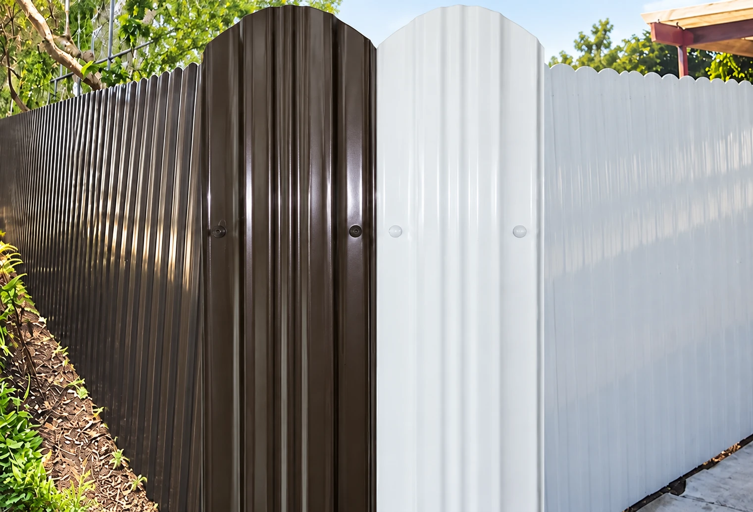Metal fence planks in white and bronze